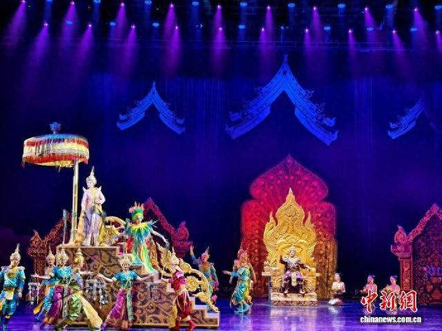 傣族章哈剧《乌莎巴罗》演出现场。中新网记者 韩帅南 摄