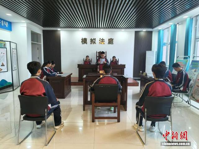 10月23日，河北省衡水市阜城县第五中学的学生正在开展模拟法庭活动。 王夏菲 摄