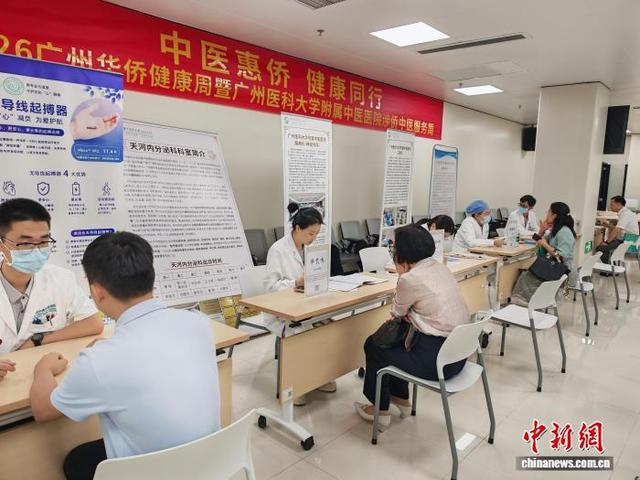 中医专家坐诊。中新网记者 郭军 摄