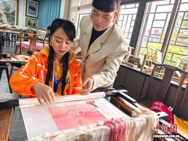 欧洲华文媒体代表体验湘绣技艺。向一鹏 摄