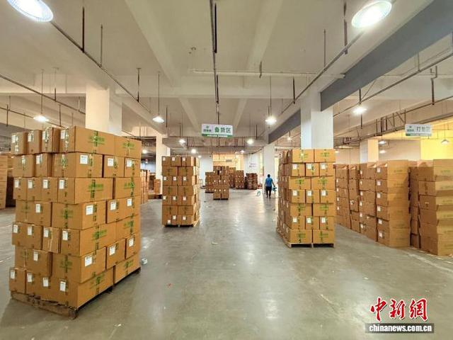 图为企业仓库内准备发向全国的干果包裹。受访企业供图