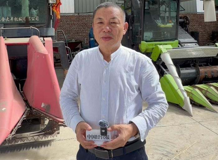 （盛保农民合作社和盛保农事中心负责人祁柱保接受记者采访。张家振/摄影）