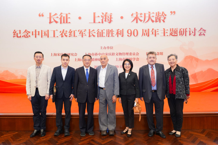 领导嘉宾与国际友人亲属后代合影