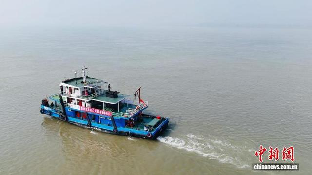 航拍拖轮牵引先导索过江。 中铁大桥局供图