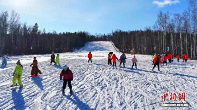 2026漠河北极滑雪场首滑仪式举行。 邵天李 摄