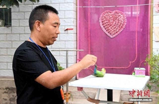 10月15日，李建刚展示驯鸟成果。武成军 摄