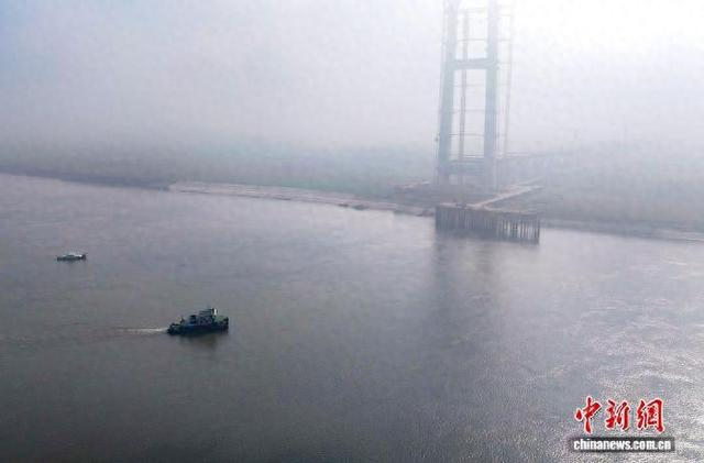 航拍拖轮牵引先导索过江。 中铁大桥局供图