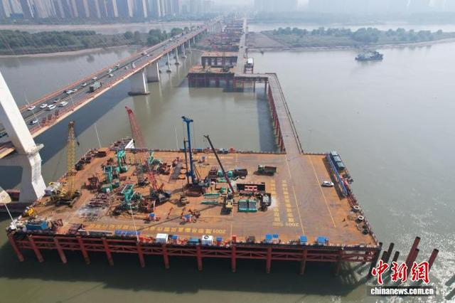 图为白沙洲长江公铁大桥主墩首根桩基浇筑作业现场。 中交二航局供图