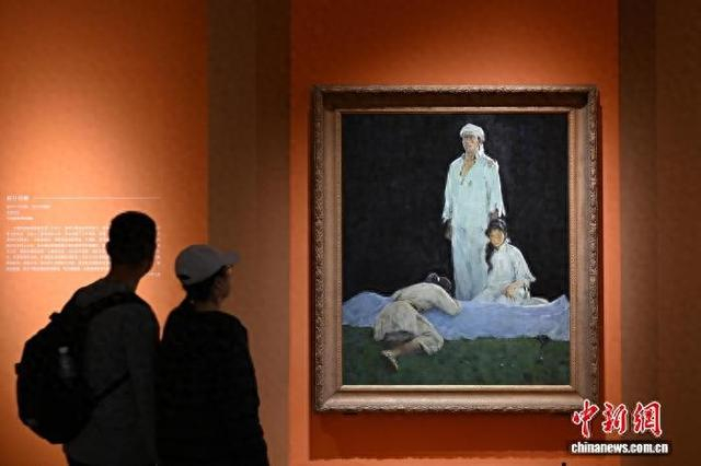 观众在展览现场观看罗工柳经典油画《前仆后继》。 中新社记者 田雨昊 摄