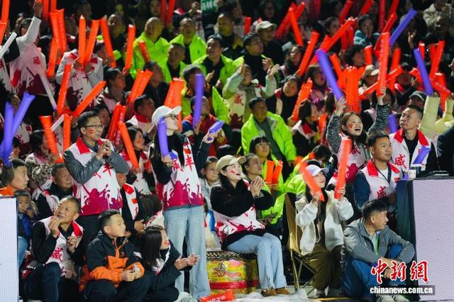 图为咸丰球迷热情助威。叶莉 摄