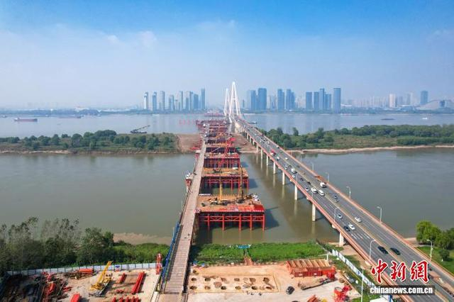 图为白沙洲长江公铁大桥主墩首根桩基浇筑作业现场。 中交二航局供图