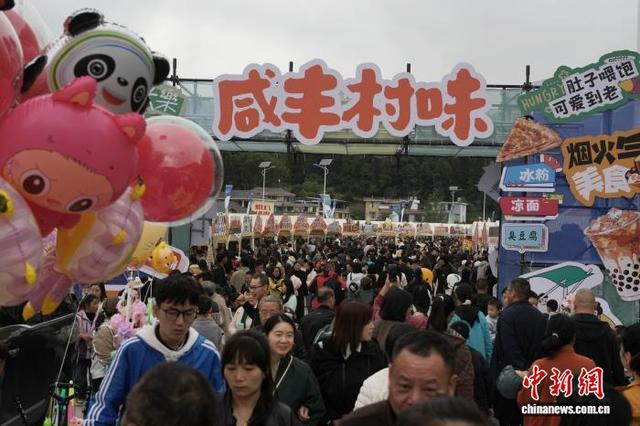 图为全国“村BA” 总决赛期间配套 “咸丰村味” 村集，美食集市人气旺盛，乡土烟火气十足。李维君 摄