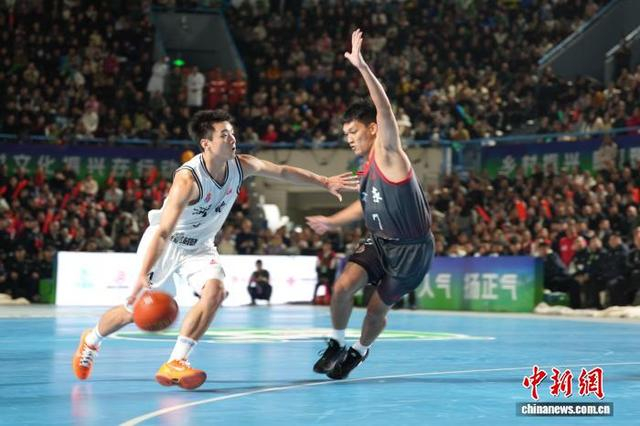 图为全国“村BA” 总决赛冠军争夺赛现场，湖北咸丰白茶队与广东东莞队激烈角逐。叶莉 摄