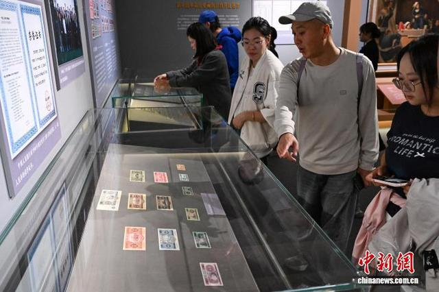 观众在现场观看罗工柳设计的人民币样币。 中新社记者 田雨昊 摄