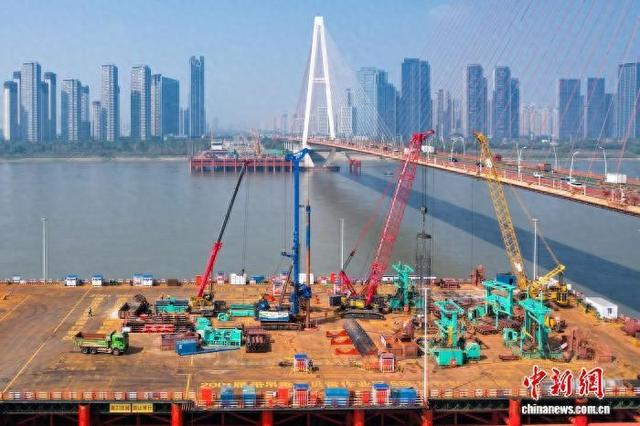 图为白沙洲长江公铁大桥主墩首根桩基浇筑作业现场。 中交二航局供图
