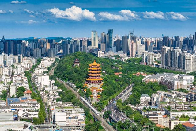 武昌古城黄鹤楼。本文图片均由受访者 供图