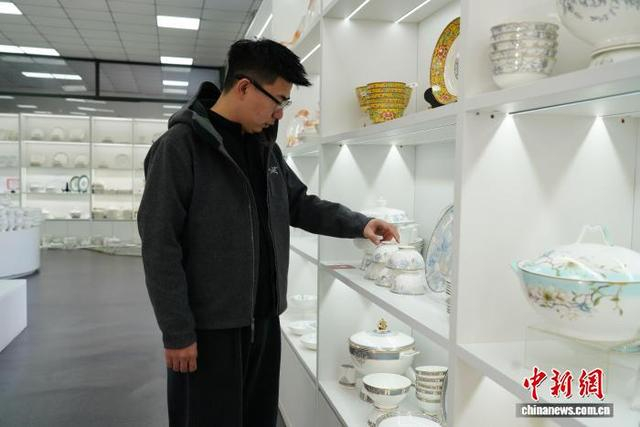 10月30日，顾客在唐山博玉骨质瓷有限公司内选购日用瓷产品。 江宏 摄