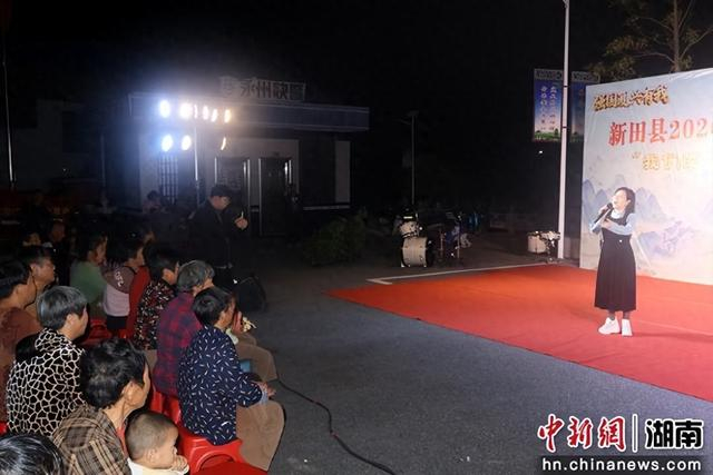 新田县文化进万家惠民演出现场。杨一博 摄