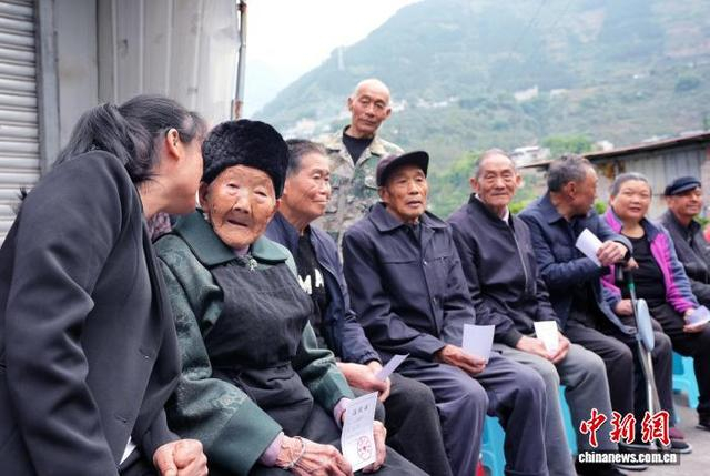 图为李青秀老人的儿媳妇徐明珍（左一）与老人交谈。中新社记者 安源 摄 