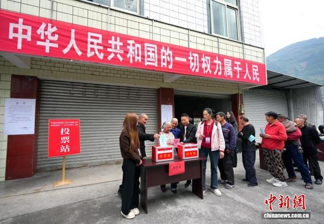图为安乐镇和平村选民在投票。中新社记者 安源 摄 