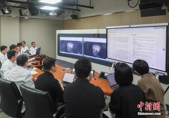 北京儿童医院会诊中心，多名儿科专家与国内首个AI儿科医生共同开展疑难病例多学科会诊。中新社记者 贾天勇 摄 