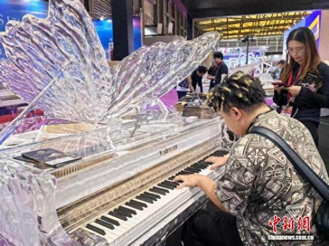 水晶钢琴吸引众多观众沉浸式体验。中新网记者 陈静 摄