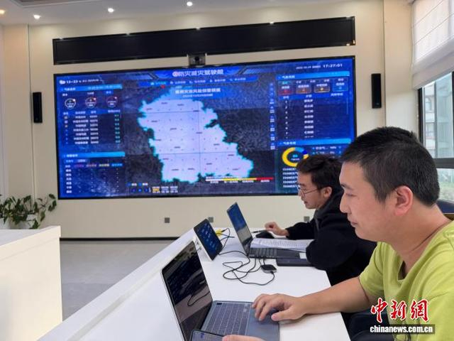 工作人员展示绵阳市梓潼县智能监测预警指挥平台。记者 何浠 摄