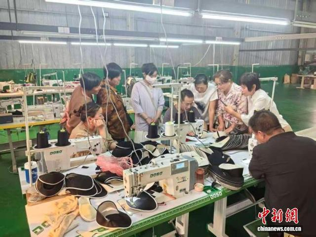 图为制鞋生产车间。息县县委统战部供图