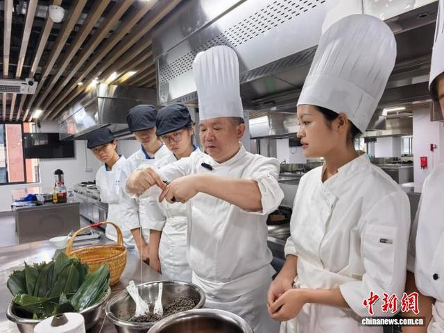 徐永民和学生们共同制作药膳。张煜欢 摄