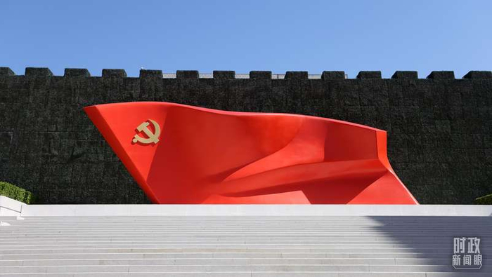△中国共产党历史展览馆西侧广场的大型雕塑《旗帜》。（总台央视记者魏帮军拍摄）