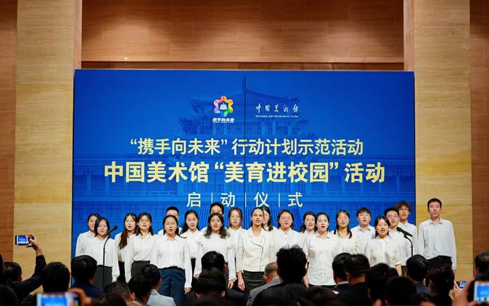 中外学生代表双语演唱《莫斯科郊外的晚上》。 陈一锐 摄