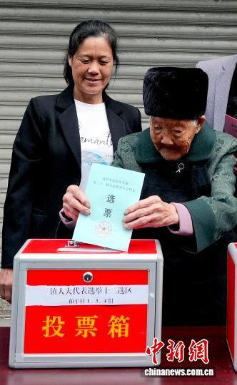 图为李青秀老人在投票。中新社记者 安源 摄 