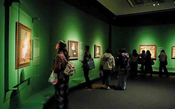 与会嘉宾和师生代表参观了“致敬巨匠：尼古拉·费欣绘画精品展”。 陈一锐 摄