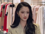 当光透过关晓彤的腿我才发现这裙子对她很合理