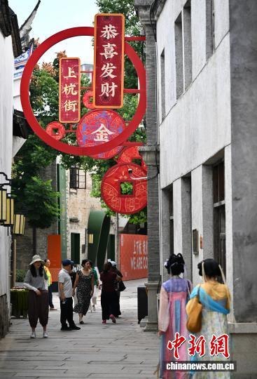 图为10月31日，游客在福州上下杭历史文化街区参观游览。中新社记者 张斌 摄