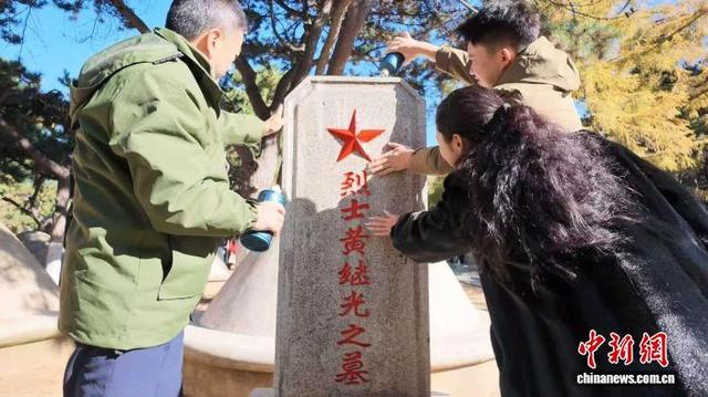 在沈阳抗美援朝烈士陵园祭扫英烈。张梵岳 摄