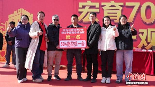 图中举牌者为高晓东。史子龙 摄