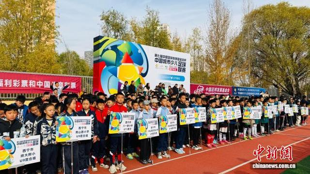 图为参赛队员们赛前合影。孙睿 摄