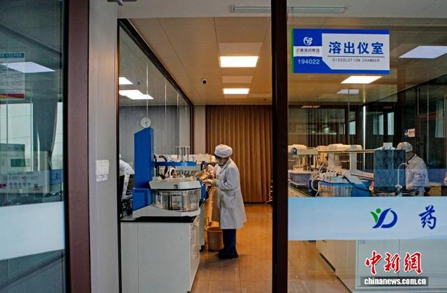 2025年3月5日，山西省临汾市一医药集团研发中心，技术人员在研发新药产品。中新社发 李现俊 摄