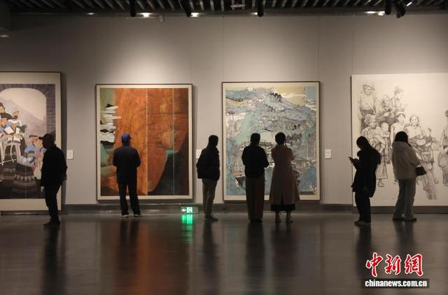 10月31日，青海西宁，民众在青海美术馆参观展品。中新社记者 张忠苹 摄 