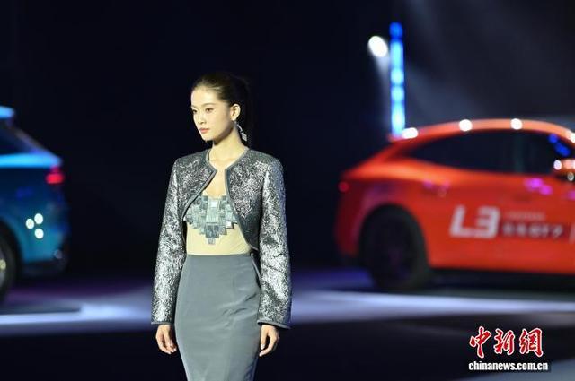 图为模特展示设计师邓兆萍的作品。中新社记者 陈楚红 摄 