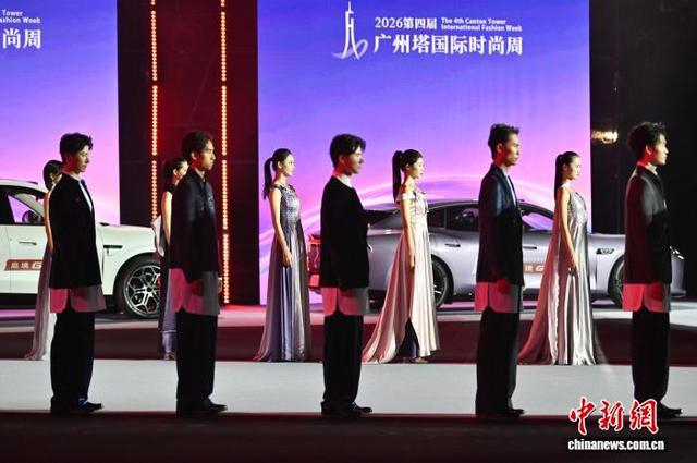 图为模特展示设计师的作品。中新社记者 陈楚红 摄 
