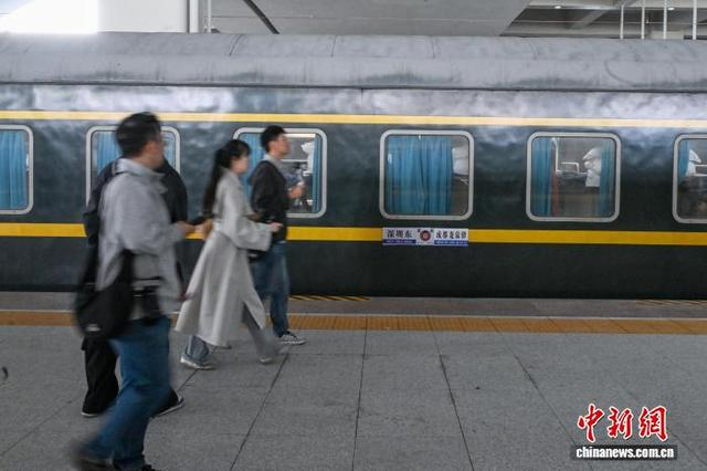 图为Z334次列车迎来新站首批旅客进站登车。中新社记者 刘忠俊 摄