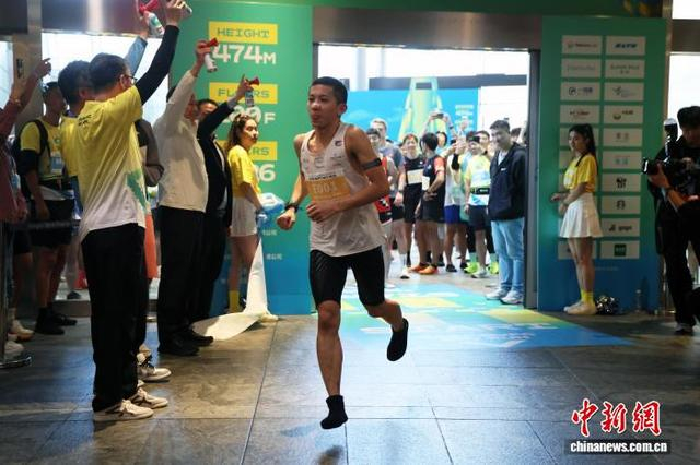 图为垂直天空登高跑鸣枪开赛。中新社记者 汤彦俊 摄 