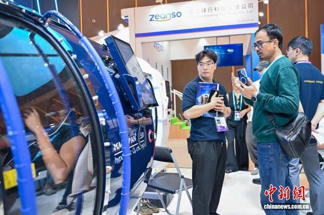 图为一款智能氧舱吸引境外采购商关注。中新社记者 陈骥旻 摄 