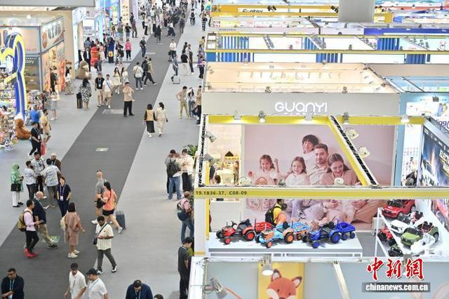 图为玩具展区人流如织。中新社记者 陈楚红 摄 