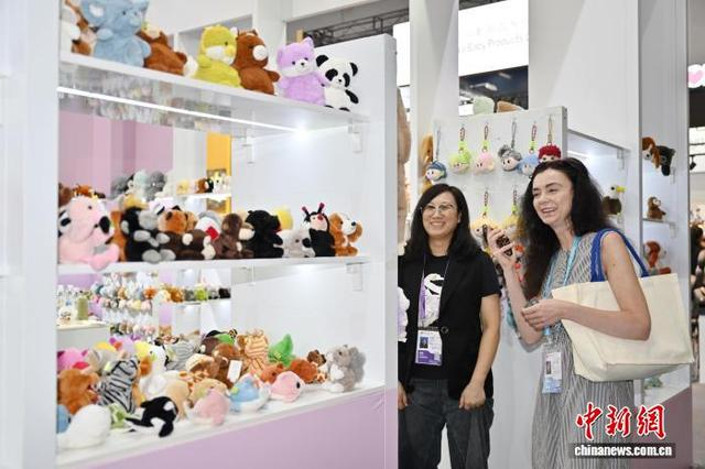 图为毛绒玩具吸引境外采购商。中新社记者 陈楚红 摄 