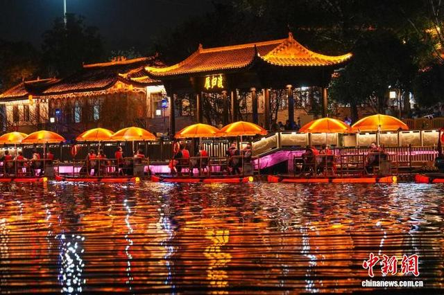 10月30日晚，在湖北省通城县“两河四岸”，灯火映碧波，人潮如织。图为通城县“两河四岸”风景如画。张倩龙 摄