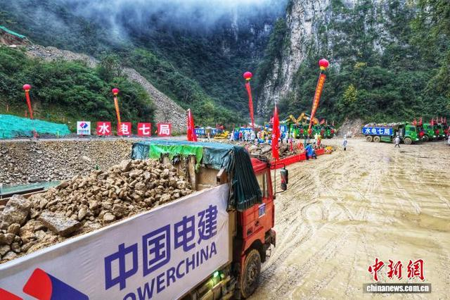 图为姚家平水利枢纽截流施工现场，满载石料的工程车辆。王关政 摄 