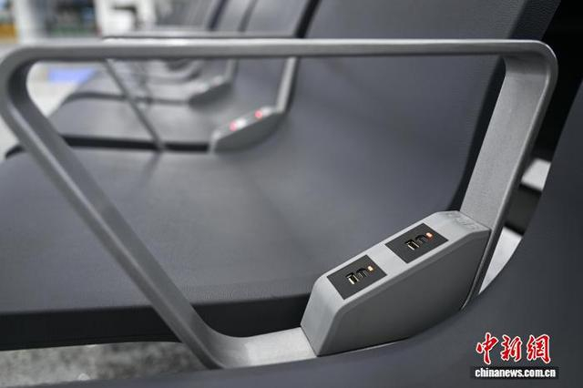 图为成都龙泉驿站座椅配有USB充电接口，方便旅客手机充电。中新社记者 刘忠俊 摄